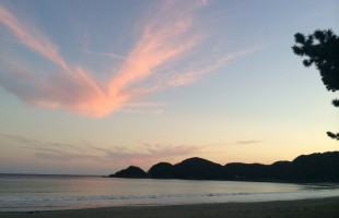 弓ヶ浜海水浴場の夕陽　日本の渚100選のビーチ